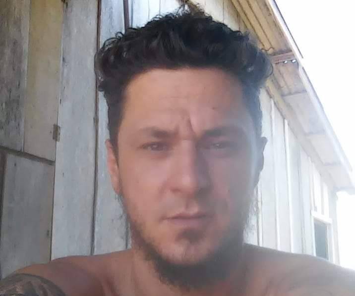 Polícia de Cerejeiras desvenda assassinato de homem de 33 anos e prende dois suspeitos; um está foragido