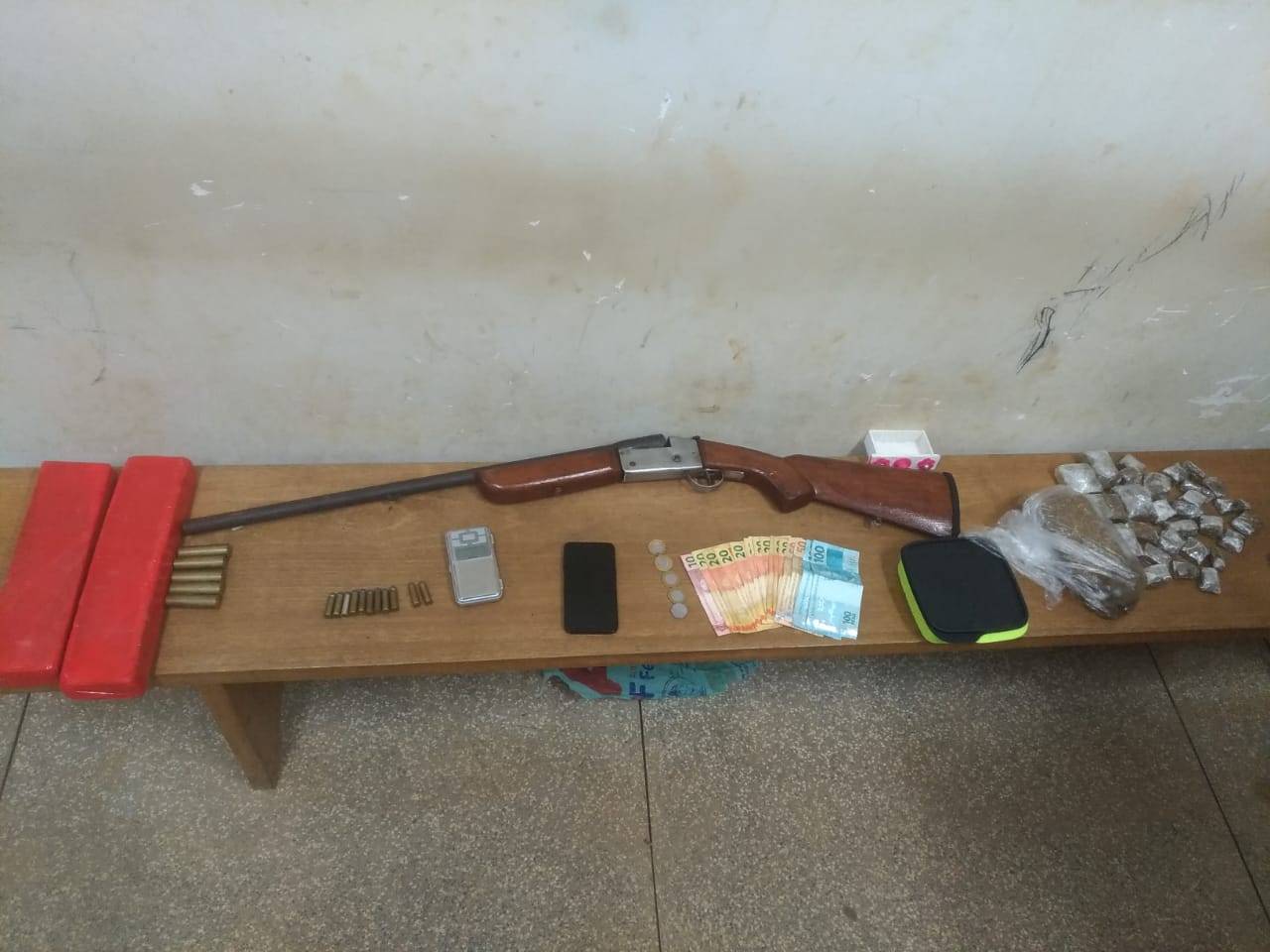 Três são presos por tráfico de drogas; garota flagrada na distribuição do entorpecente entrega namorado “Coroa”