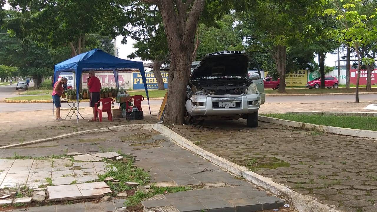 Aos 81 anos, ex-caminhoneiro que hoje vende abacaxis sofre acidente após caminhonete apresentar defeito