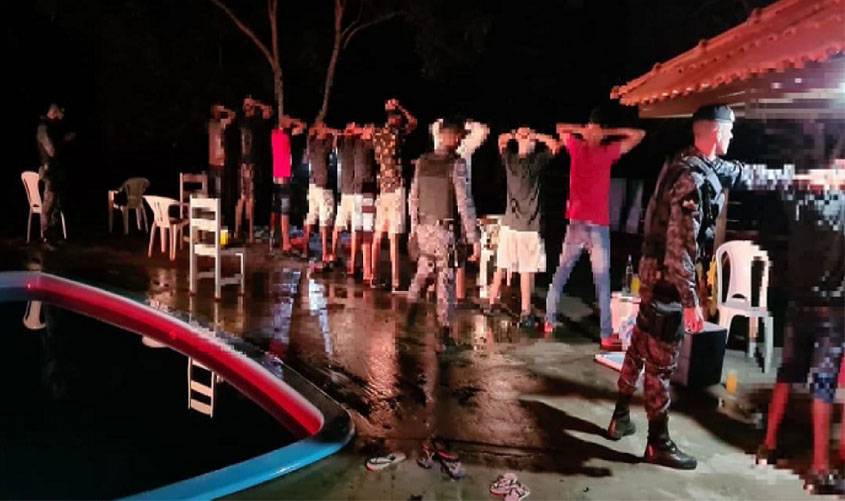 Polícia Militar acaba com festa onde 18 pessoas, incluindo menores, se aglomeravam e consumiam drogas e bebidas
