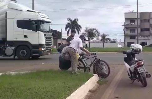ASSISTA: jornalista flagra jovem ajudando idoso vendedor de latinhas e vídeo mostrando boa ação viraliza nas redes sociais