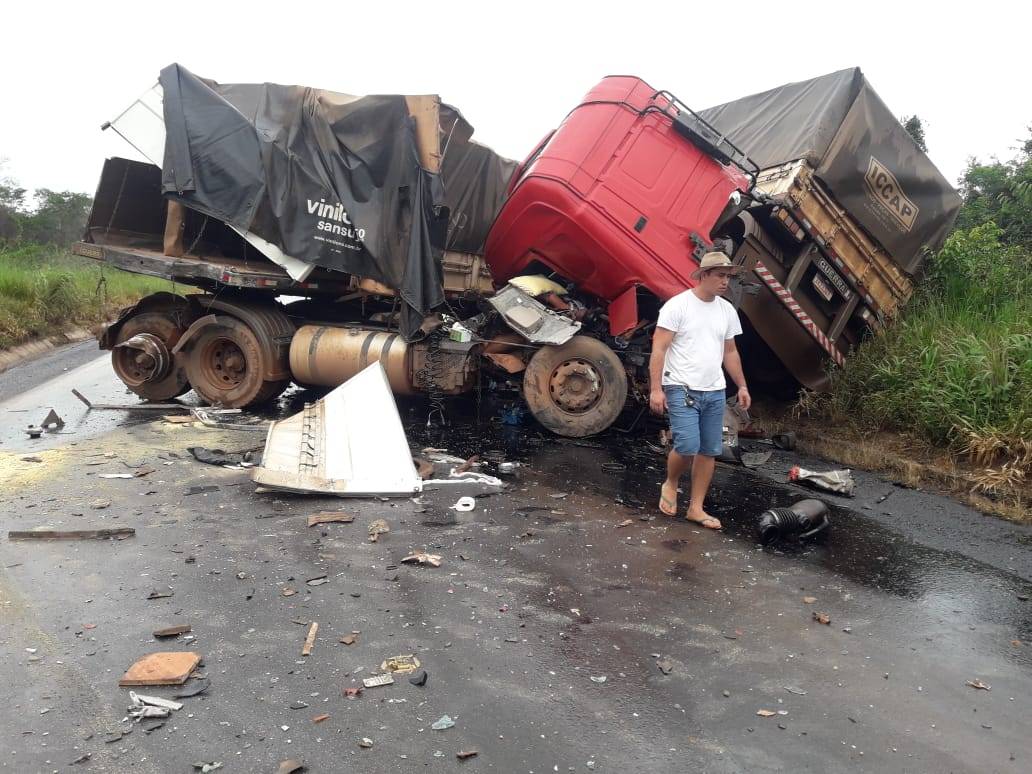 Pista escorregadia provoca batida entre carretas na BR 364, entre Vilhena e Pimenta Bueno