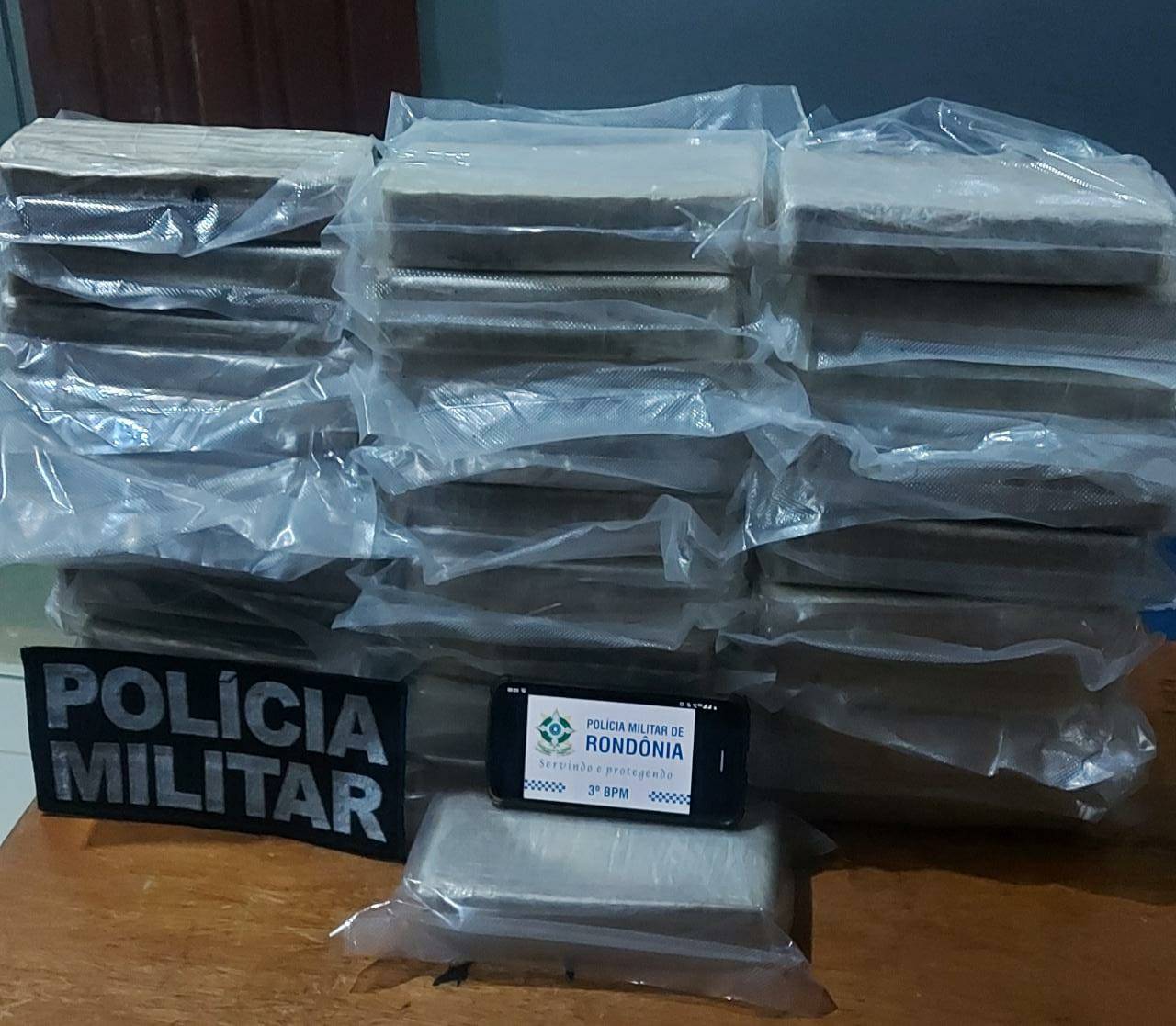 Usando moto de servidor da prefeitura, homem é preso escondendo quase 30 kg de cocaína em lavoura de soja, em Cerejeiras