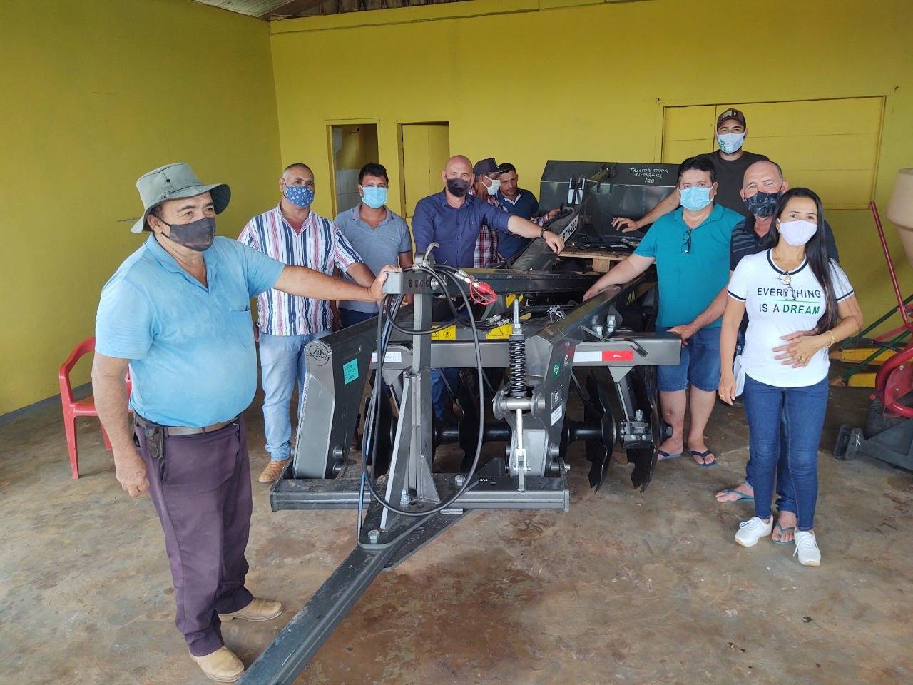 Deputado Ezequiel Neiva entrega equipamentos agrícolas para incentivar a produção de leite em Cerejeiras e Corumbiara