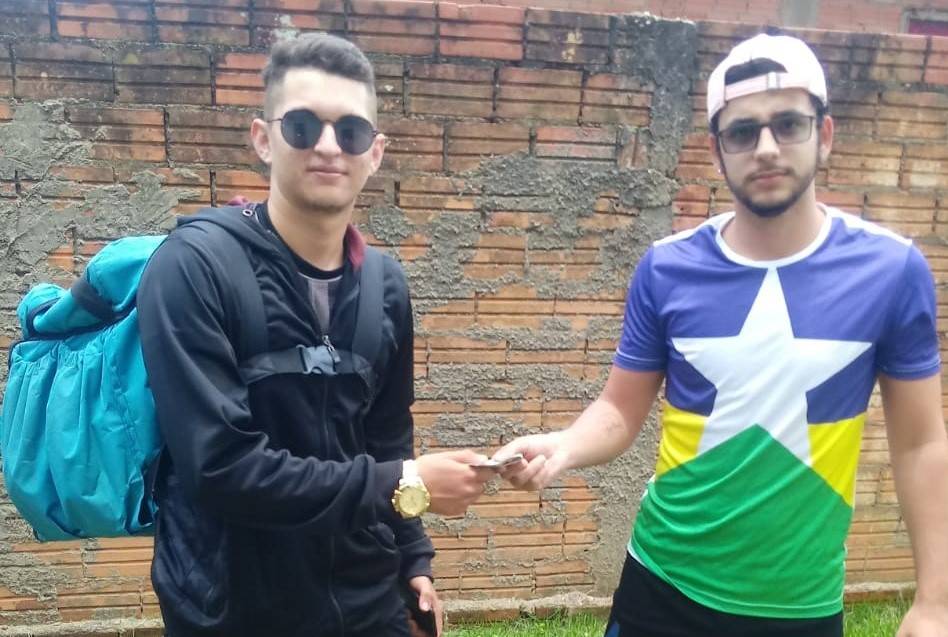 Gesto raro de honestidade: filhos de diarista encontram dinheiro e celular na rua e devolvem aos donos