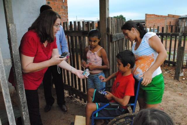 Crianças recebem presente de Natal no Setor 19