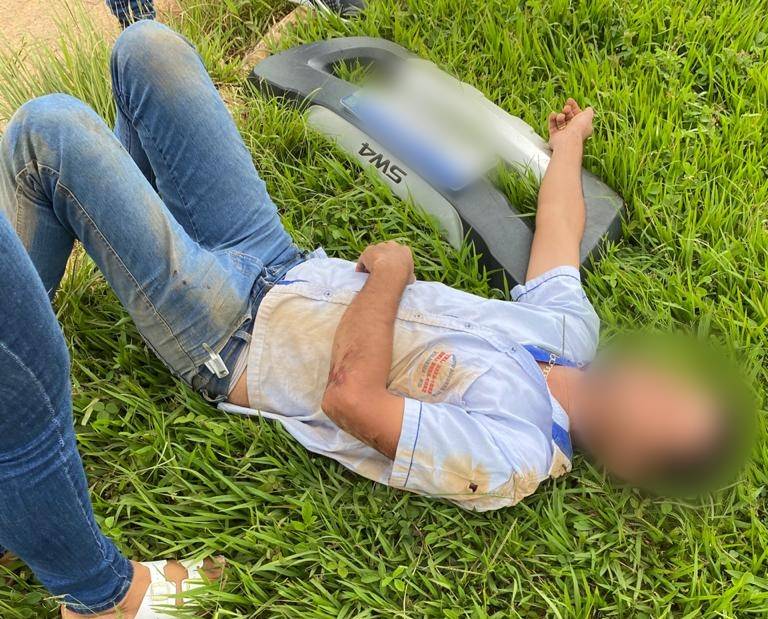 Motorista atinge motociclista e foge sem prestar socorro, mas deixa placa do carro para trás; polícia investiga