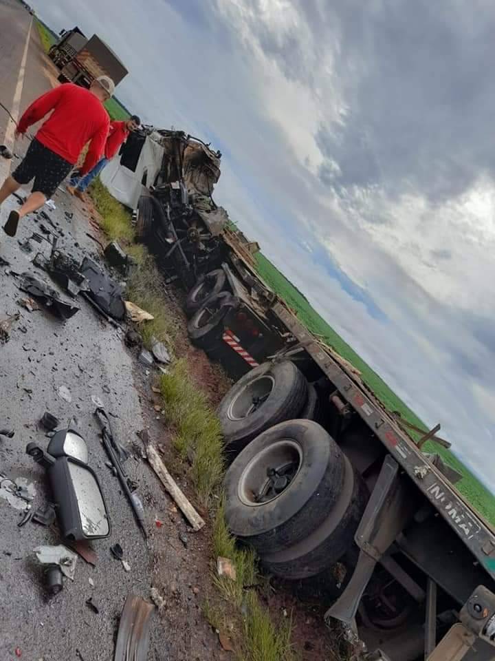 Batida entre carretas em rodovia de Mato Grosso mata dois motoristas; um deles morava em cidade de Rondônia
