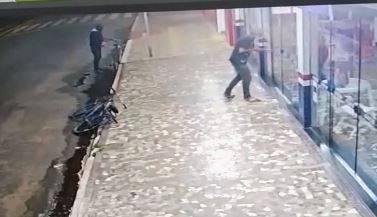 ASSISTA: vídeo mostra ladrões arrombando loja no centro de Vilhena e fugindo com TV em bicicletas