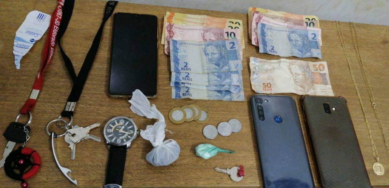 Traficante cai durante perseguição e policial sozinho domina dois suspeitos de receber drogas em frente hospital