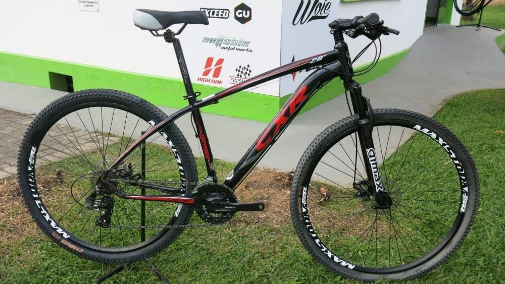 VEJA VÍDEO: homem persegue ladrões que invadiram sua casa para furtar bicicletas e consegue recuperar um dos veículos