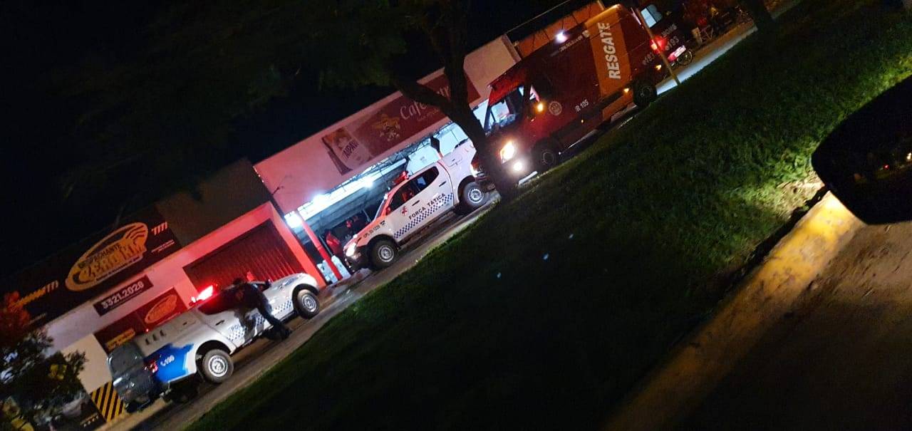 Garçom de 20 anos é alvejado a tiros enquanto trabalhava; atirador chegou em moto, não tirou capacete, abriu fogo e fugiu