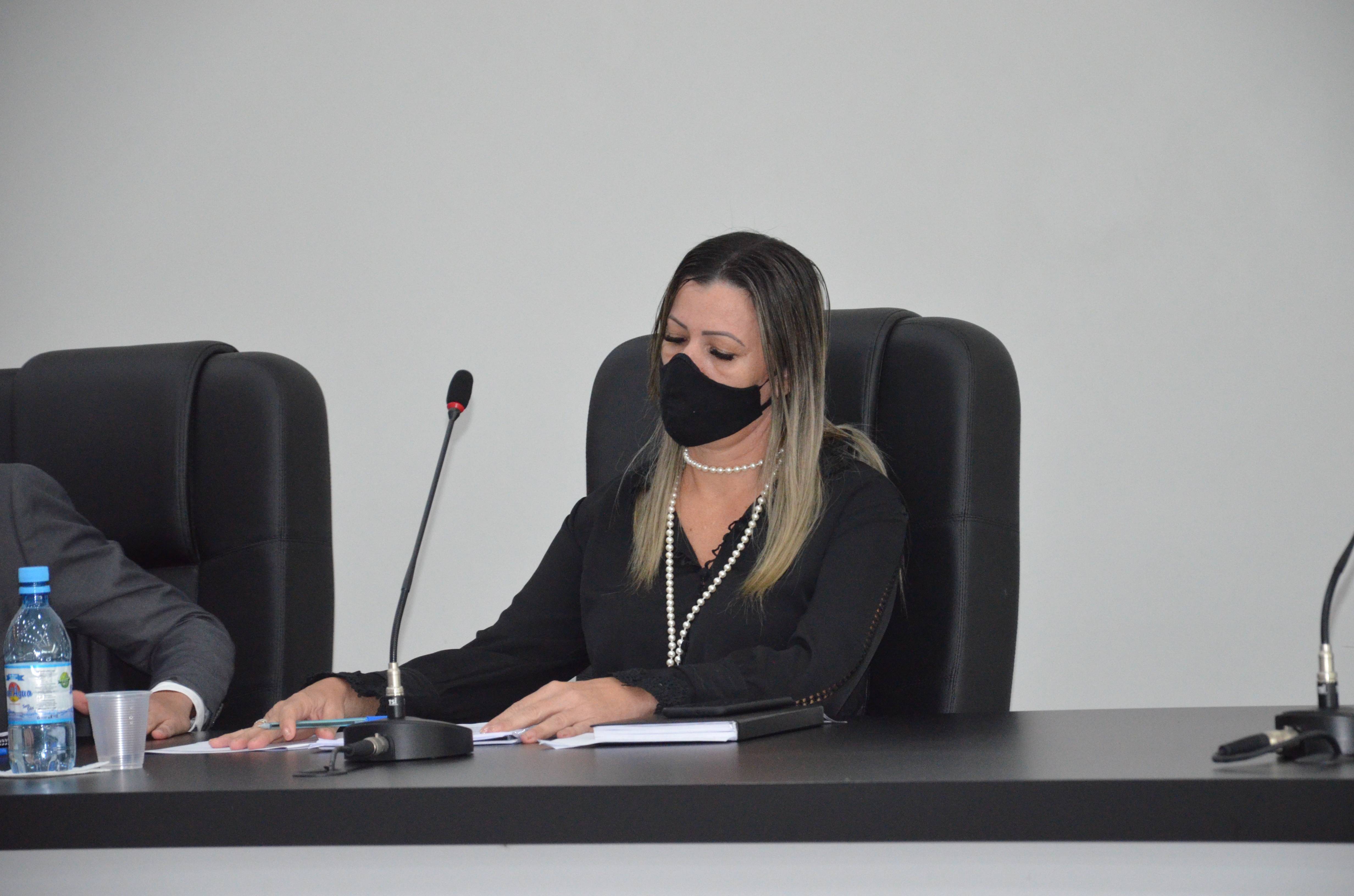 Vereadores rejeitam denúncia contra colega acusada de fazer campanha eleitoral distribuindo cestas usando merenda escolar
