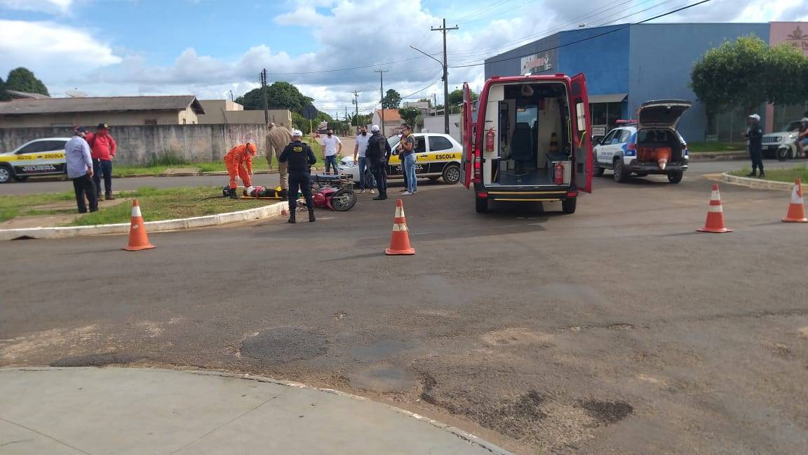 Carro de autoescola se envolve em acidente com motoneta; aluna que dirigia é prima da motociclista ferida