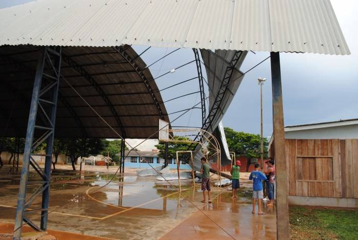 Vendaval destrói telhados, arranca coberturas e assusta população