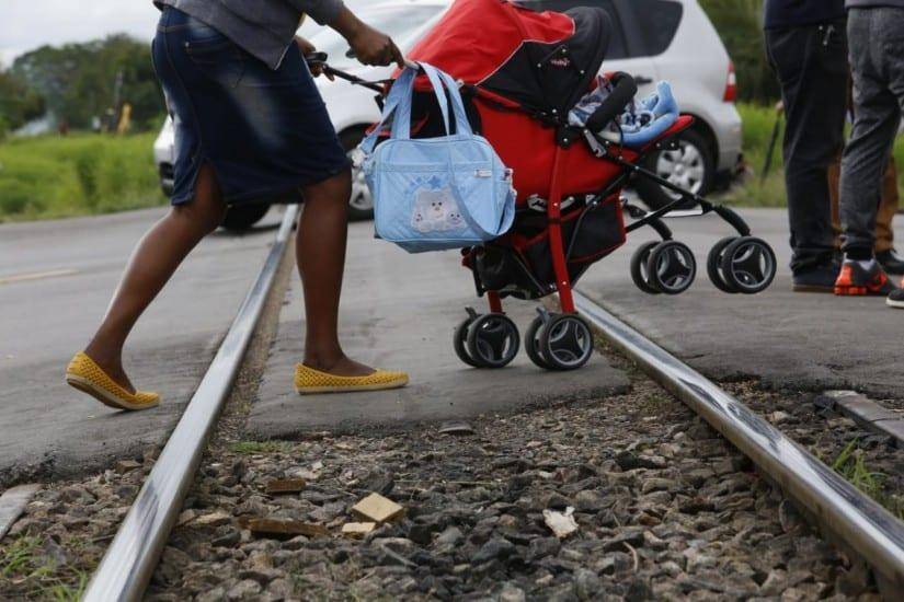 Ameaçada por ladrões durante assalto, mulher que passeava com bebê é obrigada a entregar celular aos bandidos