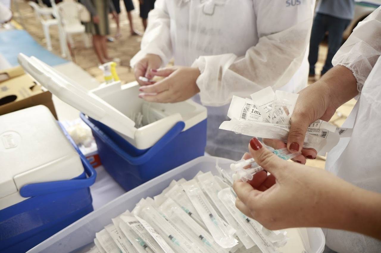 Vilhena recebe doses para imunizar pessoas com 80 anos ou mais e prefeito fará contato com laboratórios para comprar vacinas