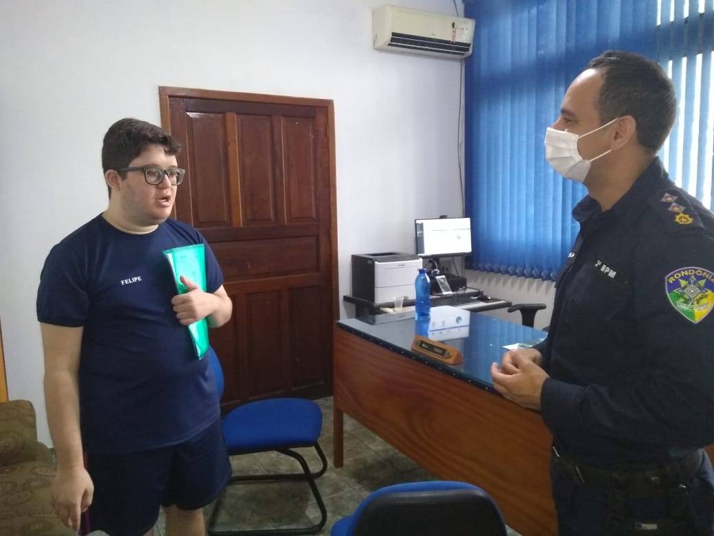 VEJA VÍDEO: estudante com Transtorno do Espectro Autista se emociona ao conhecer quartel da Polícia Militar