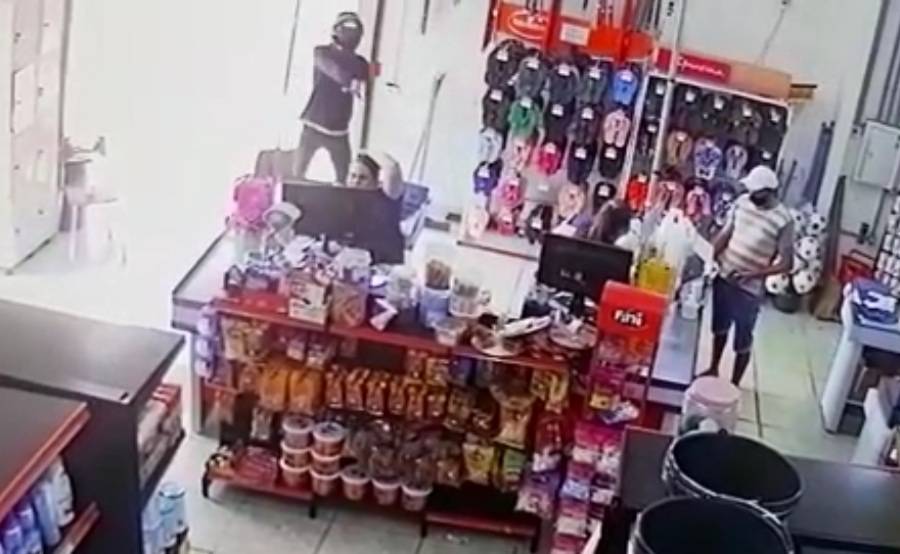 ASSISTA VÍDEO: durante assalto numa das avenidas mais movimentadas da cidade, ladrão dá tapa em vítima