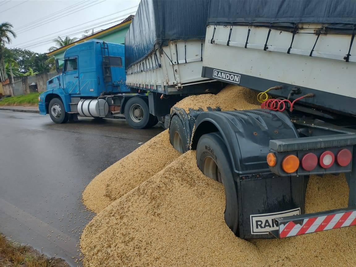 VEJA VÍDEO: em Colorado do Oeste, uma carreta “empaca” e outra deixa carga de soja espalhada em trecho de rodovia