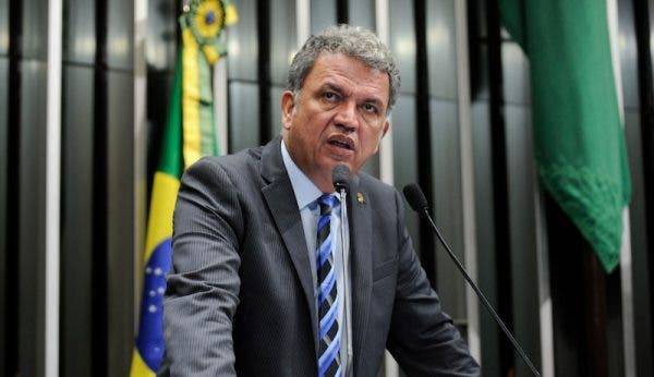 Senador de Estado vizinho dispara após morte de dois assessores por Covid-19: “estou me sentindo um bosta”
