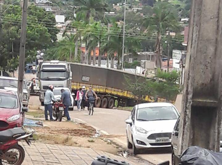 PRF faz desvio para liberar tráfego após acidentes com duas carretas, e mais uma fica “travada” em Colorado do Oeste