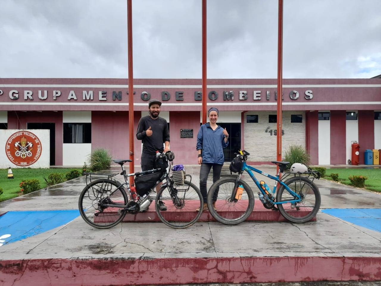 De bicicleta, peruana e equatoriano pretendem chegar ao litoral do Brasil; durante parada em Vilhena, aventureiros pedem ajuda