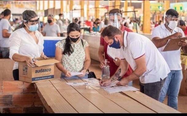 Prefeito distribui ivermectina contra Covid em feira livre; instituto grava vídeo e diz que não existe “tratamento precoce”; ASSISTA