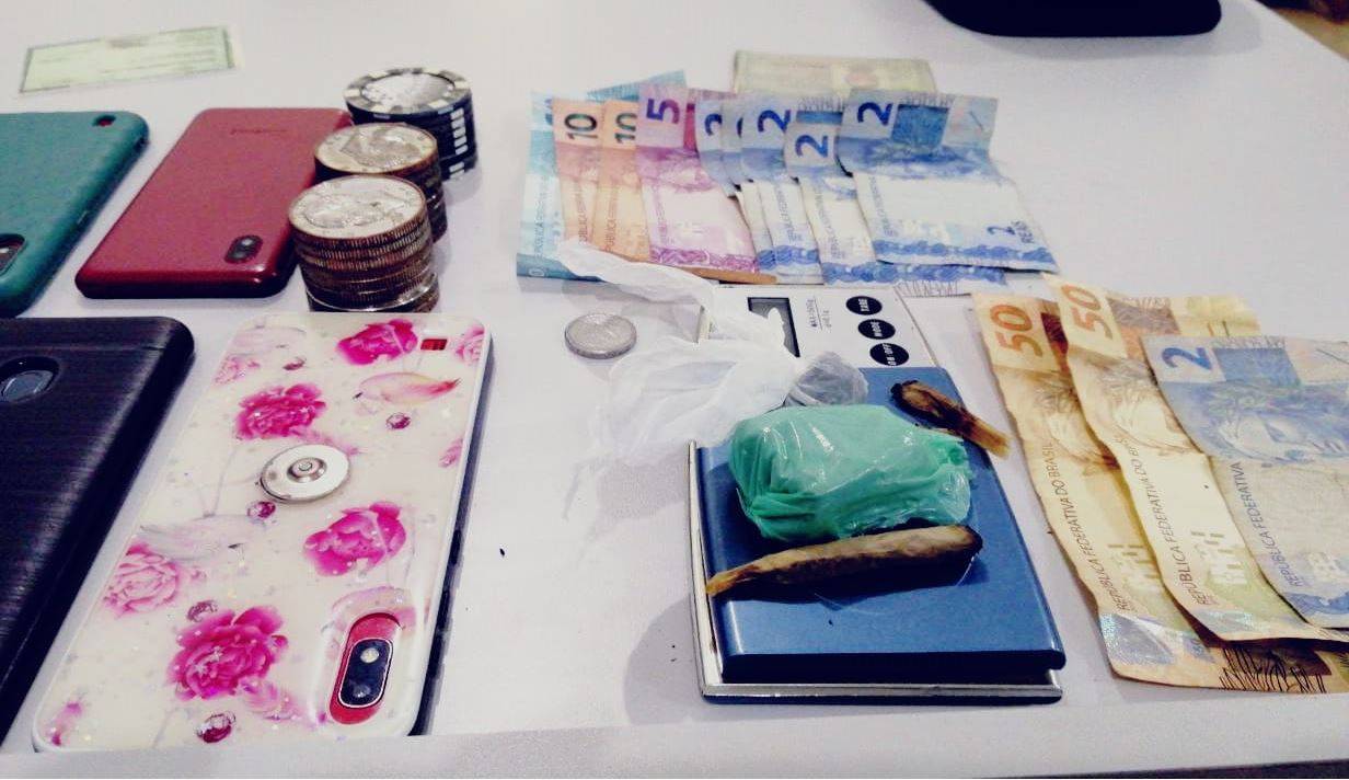Policiais sentem cheiro de maconha, invadem casa de detento que havia acabado de deixar prisão e encontram adolescente drogado