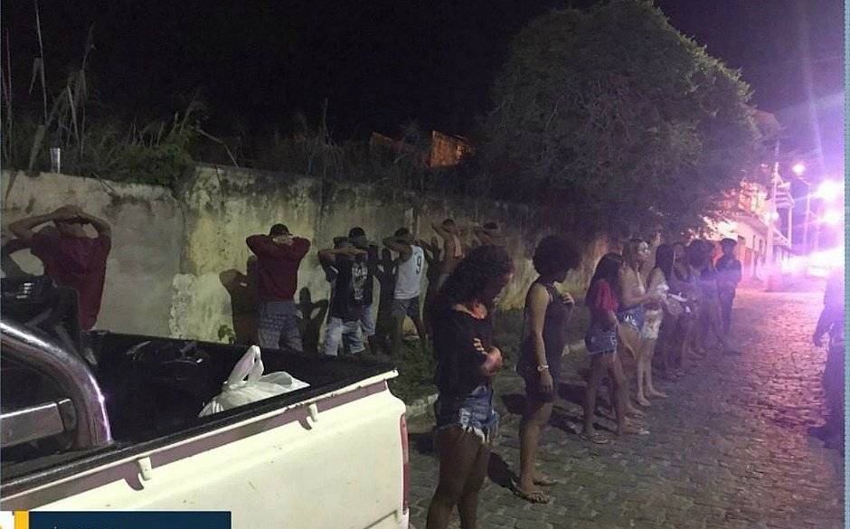 PM aciona Conselho Tutelar após acabar com aglomeração em Chupinguaia; havia menores bebendo e fumando