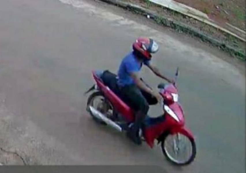 Após FOLHA DO SUL publicar imagem, motociclista que pegou arma de policial penal caída na rua devolve pistola