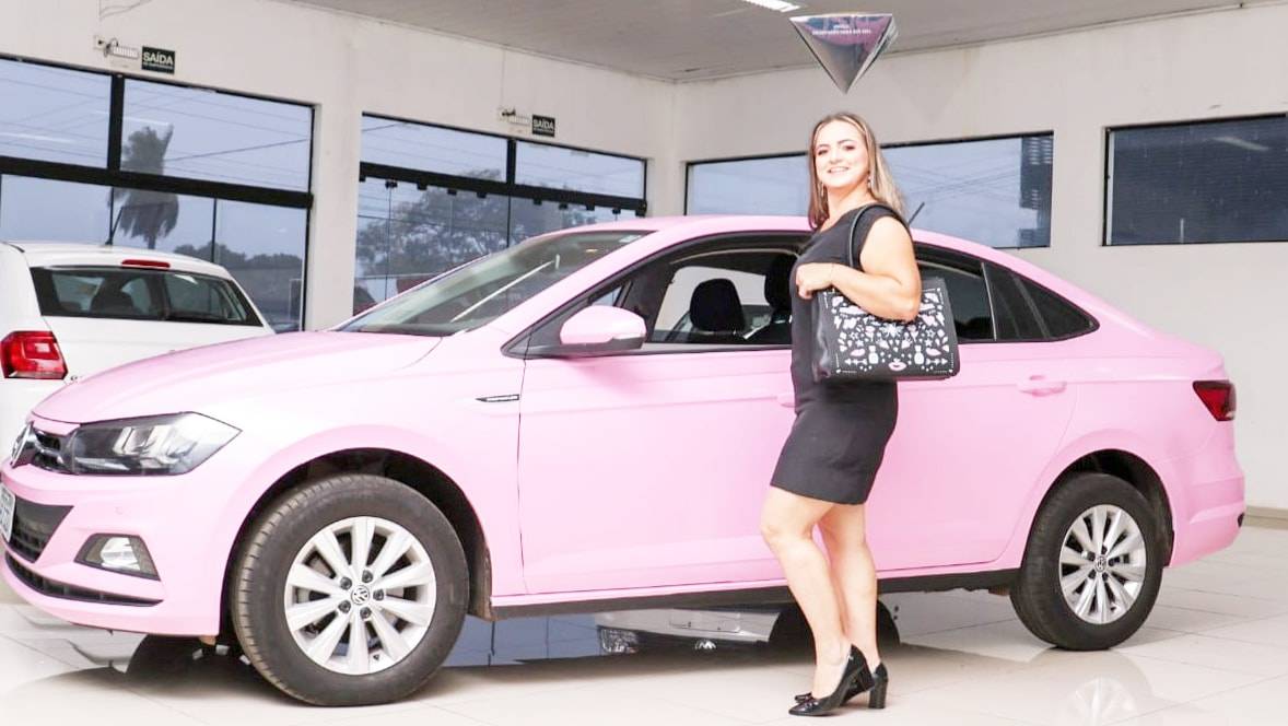 Moradora de Vilhena estampa capa de revista e ganha carro zero por trabalho em lendária multinacional dos cosméticos