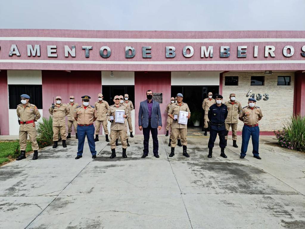Bombeiros que salvaram recém-nascida que passou 10 minutos submersa em vaso sanitário são condecorados por bravura