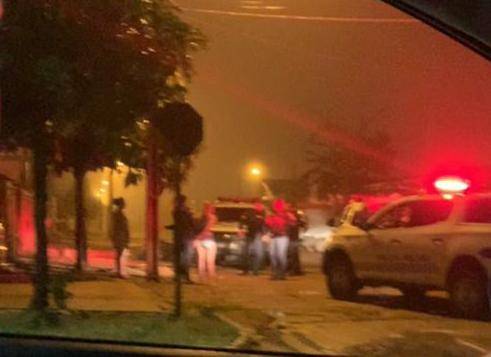 Mulher descobre traição de companheiro com “amiga”, tenta tirar satisfações e acaba agredida a socos e pontapés