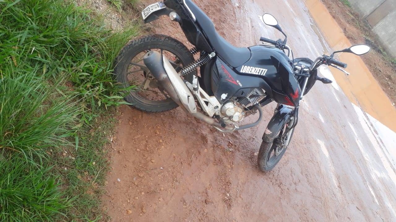 Entregador deixa chaves na ignição, motocicleta é furtada e encontrada abandonada no dia seguinte