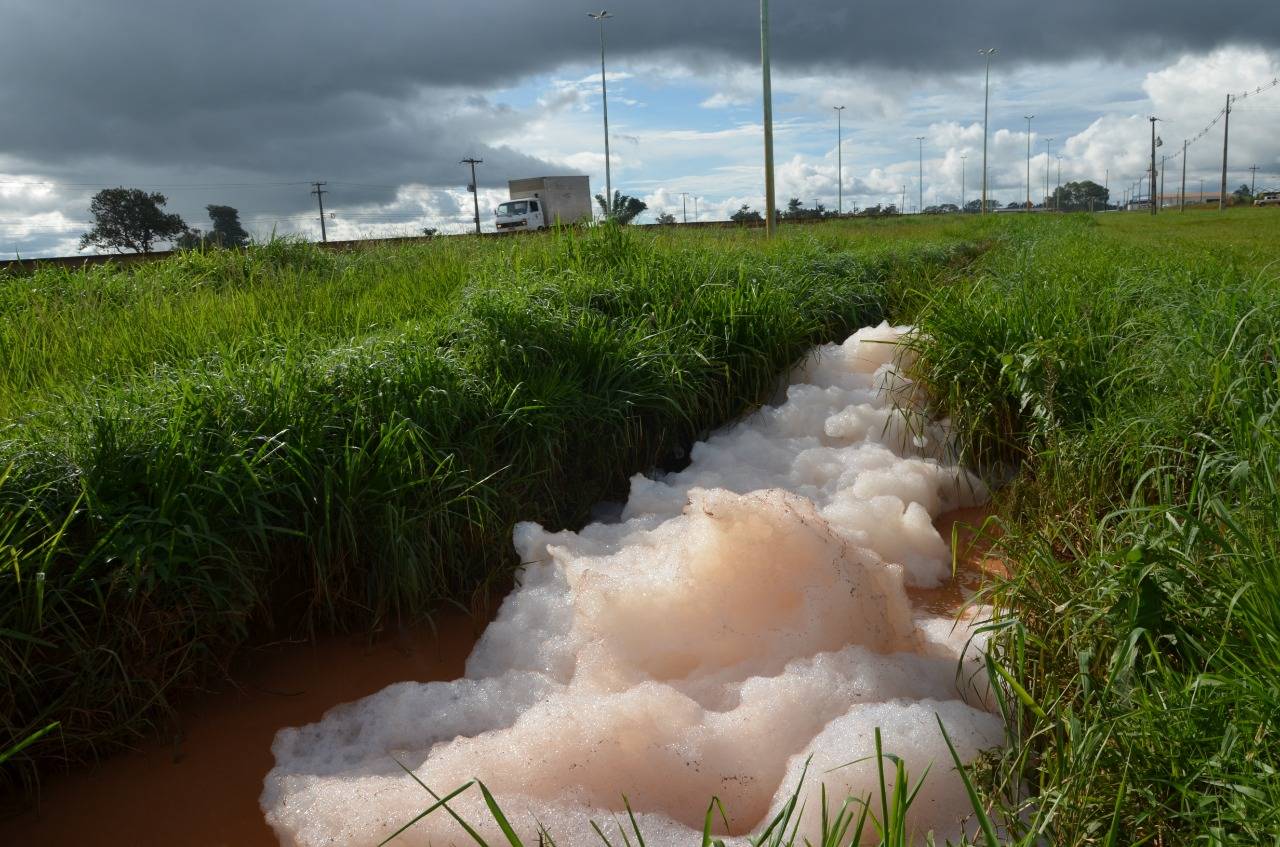 “Espuma misteriosa” chama a atenção de quem passa pela BR 364 e pode chegar até nascente de igarapé