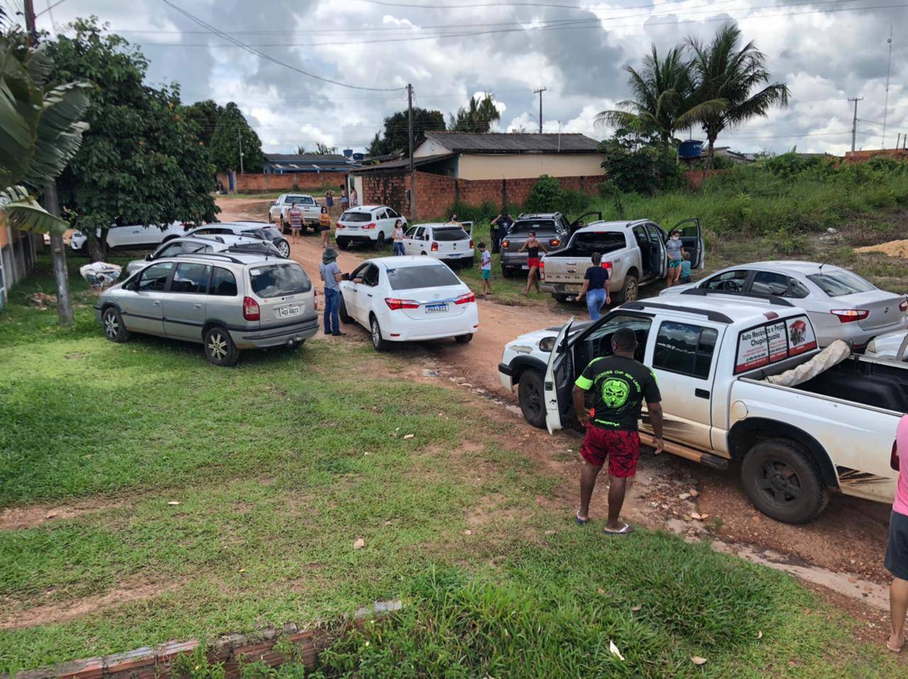 ASSISTA VÍDEO: com “buzinaço”, manifestantes protestam em frente a casa de prefeita por fechamento do comércio, em Chupinguaia