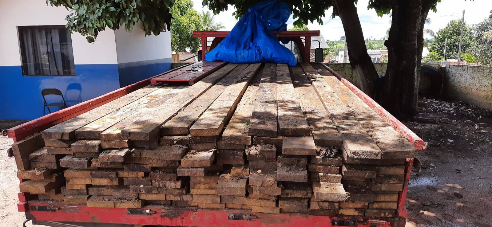 Polícia Militar flagra picape transportando madeira que teria sido extraída em terra indígena na cidade de Chupinguaia