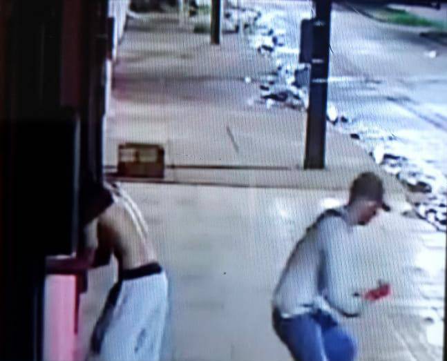 ASSISTA VÍDEO: na pedrada, ladrões quebram porta de vidro de loja e fogem levando 30 relógios