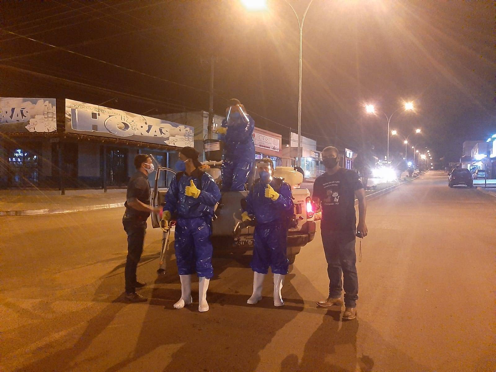 VEJA VÍDEO: vereador e secretário de Saúde borrifam água com cloro em Chupinguaia tentando frear transmissão do novo Coronavírus