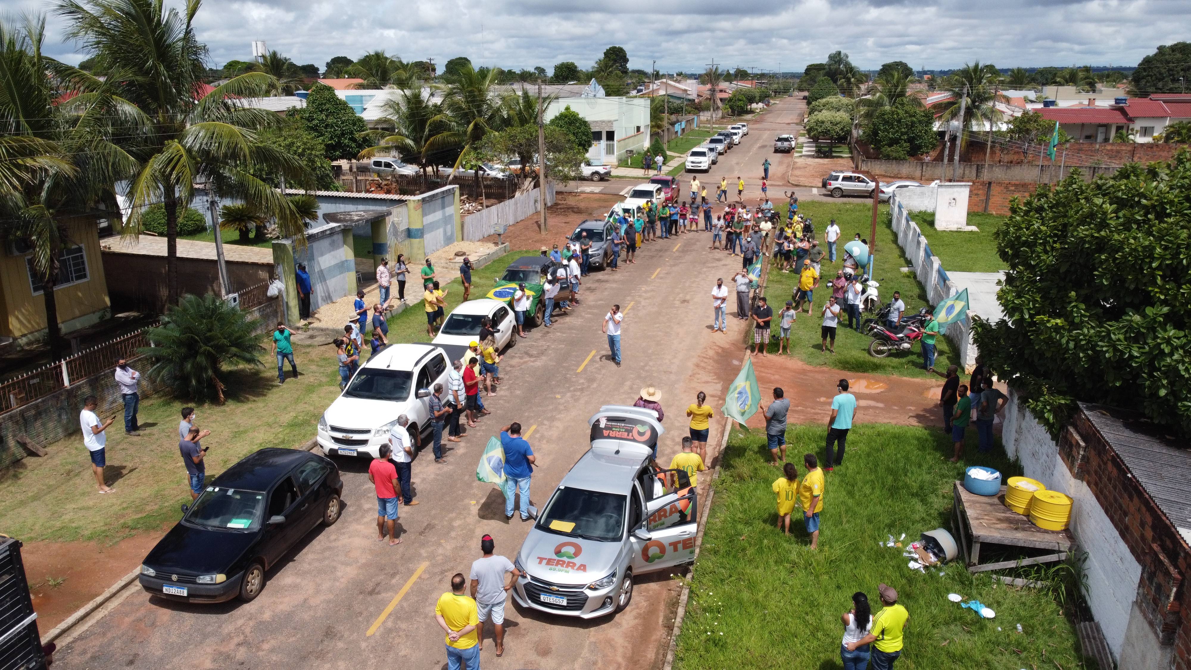 Reivindicando impeachment dos ministros do STF e intervenção militar, manifestantes realizaram carreata em Cerejeiras