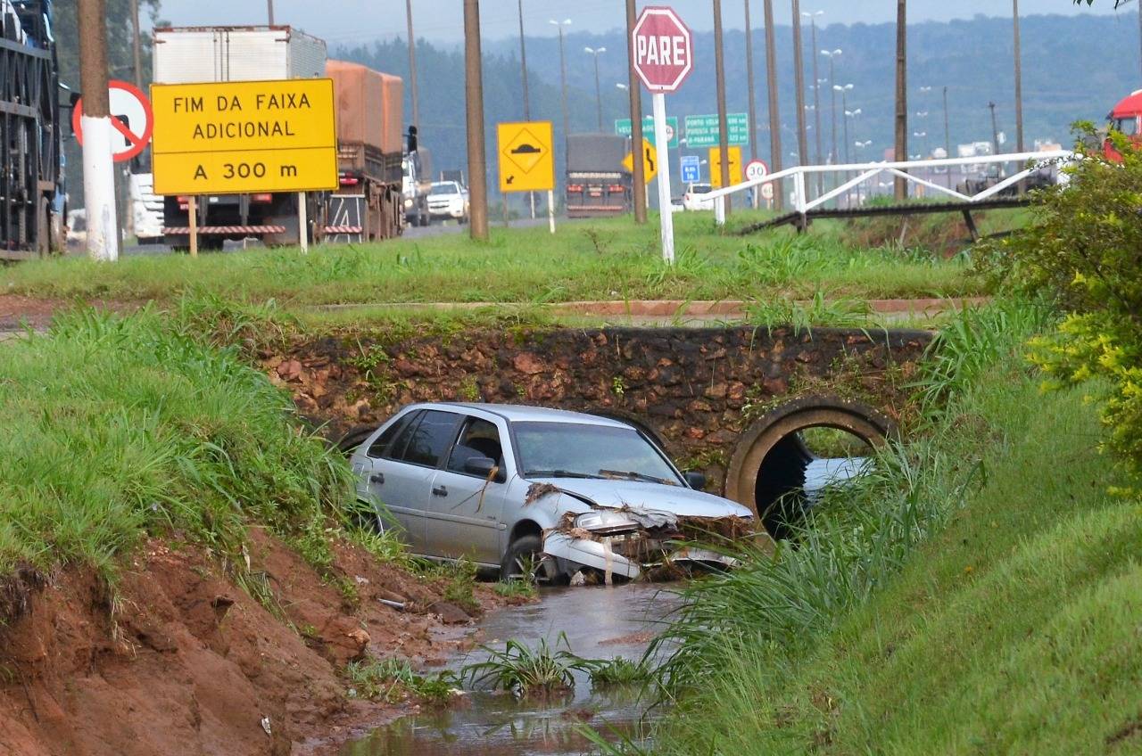 Carro passa horas dentro de vala, em Vilhena; quando PRF é acionada, encontra dono “guinchando” veículo
