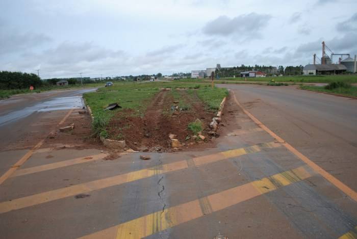 Caminhoneiro “atropela” rotatória na BR-364