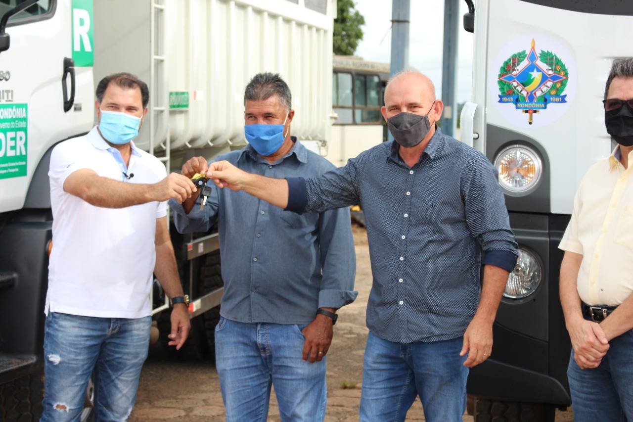 Deputado Ezequiel Neiva entrega dois caminhões-caçambas ao DER em Colorado do Oeste