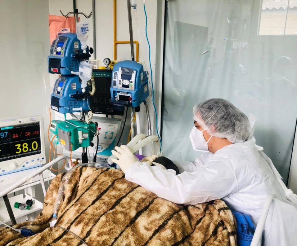 Atuando na linha de frente da “UTI Covid”, fisioterapeuta empresta celular para que pacientes falem com familiares antes de intubação