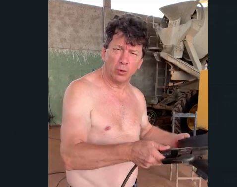 ASSISTA VÍDEO: de maçarico em punho, ex-governador de Rondônia usa máquina de solda para tentar curar Covid-19