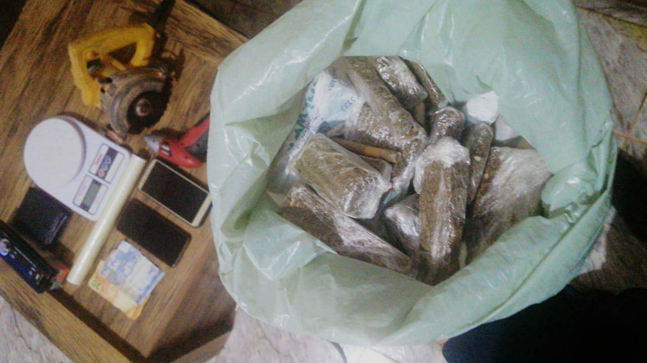 Em abordagem em casa que funcionava como “boca” Polícia Militar prende dois por uso e venda de drogas