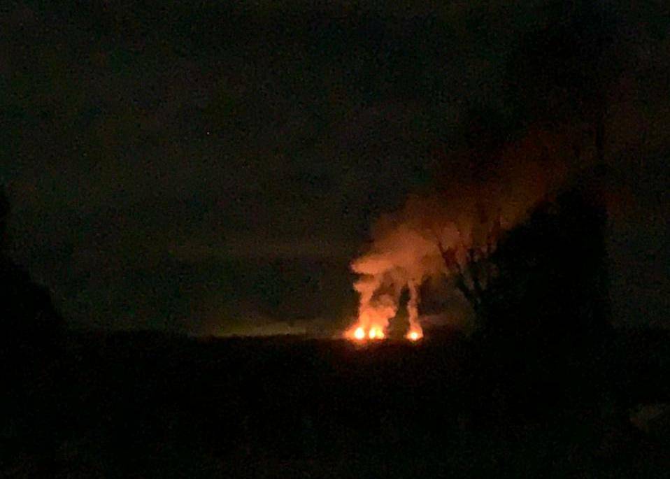 VEJA VÍDEO: moradores de Chupinguaia registram, em imagens, invasores ateando fogo em fazenda