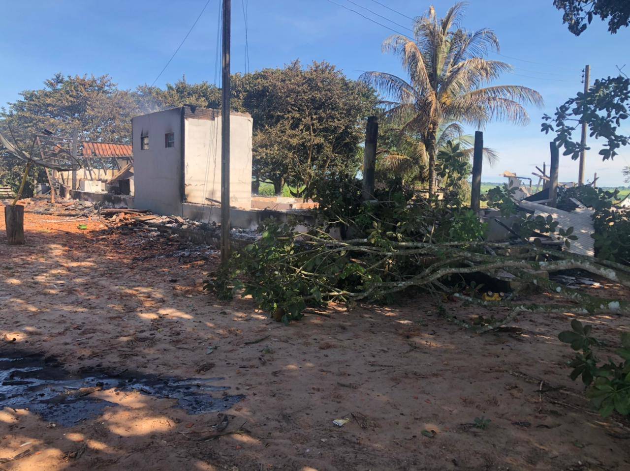 Fotos e vídeo mostram destruição deixada por invasores de fazenda em Chupinguaia; dono promete entrevista à FOLHA