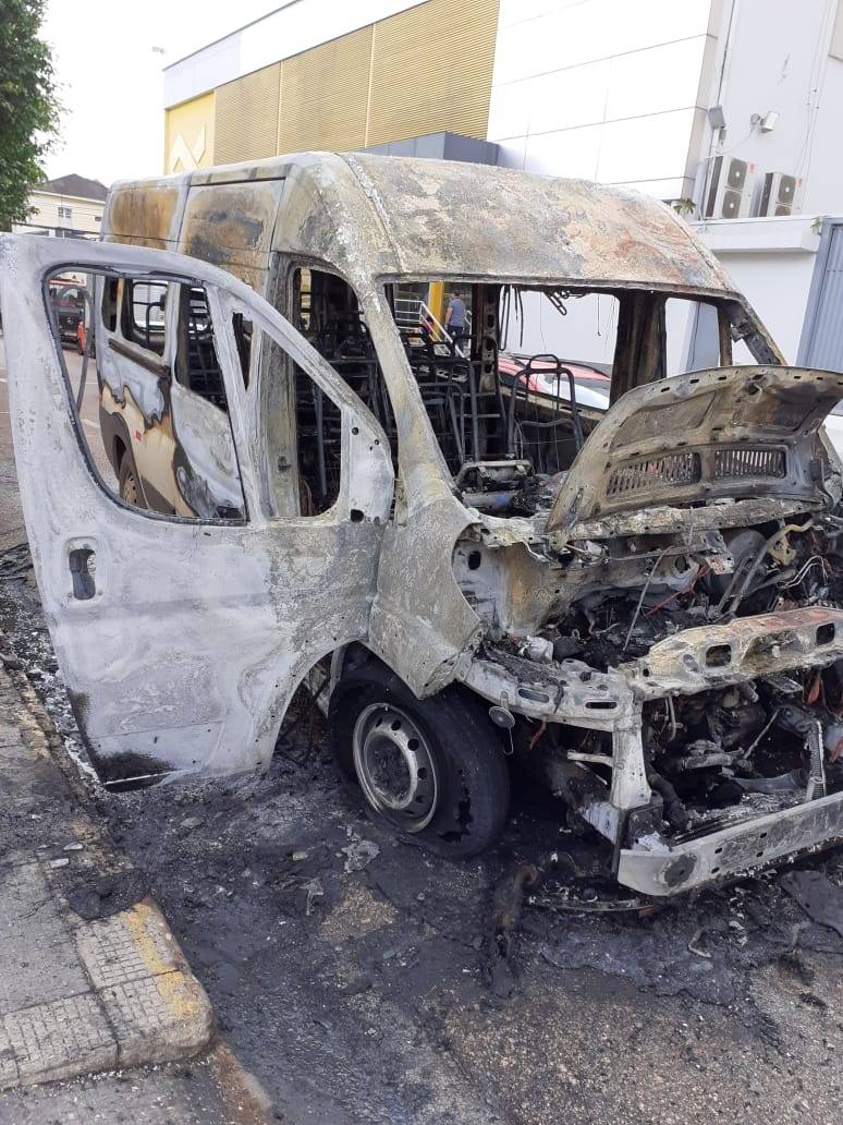 ASSISTA: ambulância da prefeitura de Vilhena pega fogo em Porto Velho; dona-de-casa postou vídeo nas redes sociais